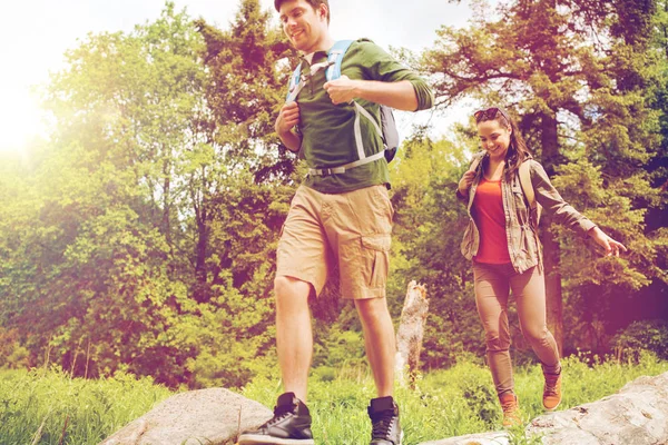 Glückliches Paar mit Rucksack beim Wandern im Freien — Stockfoto