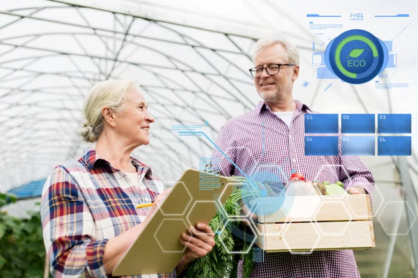 Seniorenpaar mit Gemüsekiste auf Bauernhof — Stockfoto