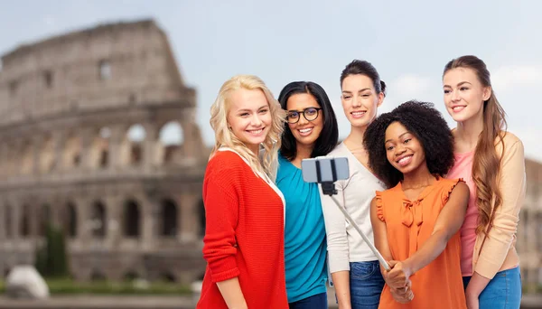 Mulheres internacionais tomando selfie sobre coliseu — Fotografia de Stock