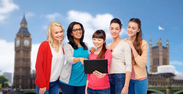 Grupo internacional de mujeres felices con tableta pc —  Fotos de Stock