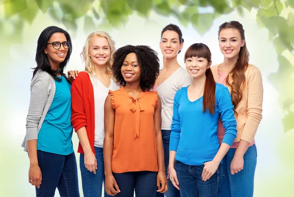 Grupo internacional de mujeres sonrientes felices — Foto de Stock