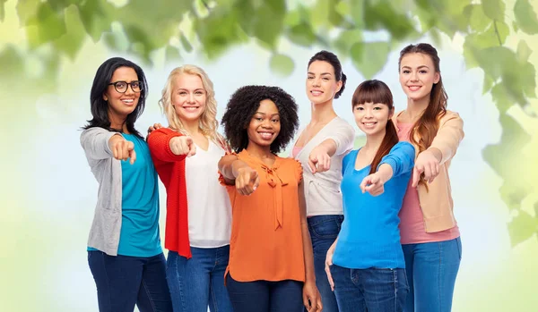 Grupo internacional de mujeres sonrientes felices — Foto de Stock