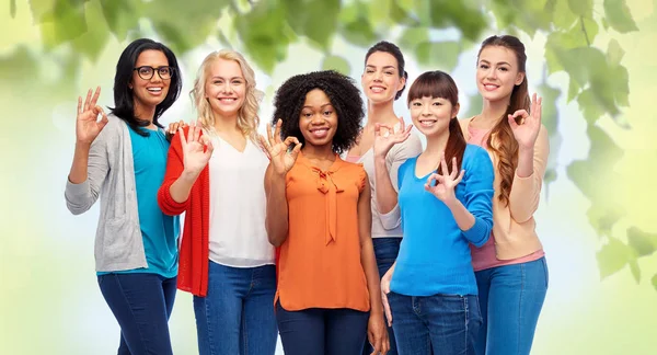 Grupo internacional de mujeres felices mostrando ok — Foto de Stock