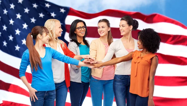 Ενωμένη διεθνή γυναίκες πάνω από την αμερικανική σημαία — Φωτογραφία Αρχείου