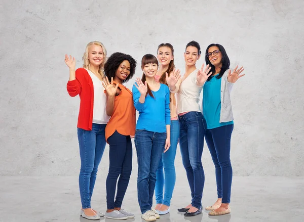 Internationale groep gelukkige vrouwen handen zwaaien — Stockfoto