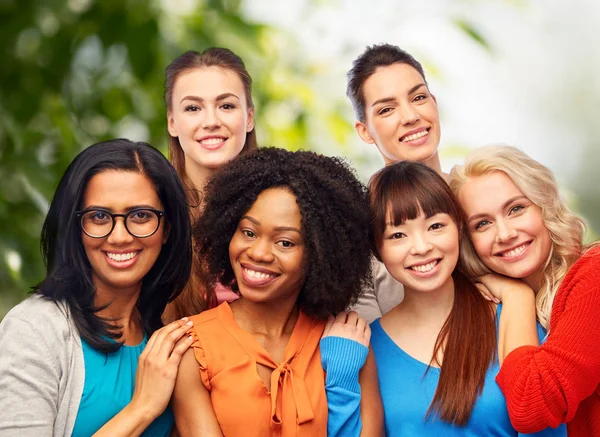 Internationale Gruppe glücklicher Frauen, die sich umarmen — Stockfoto