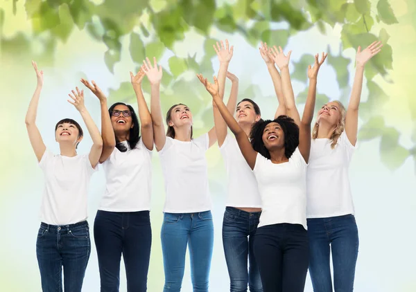 Internationell grupp av glada frivilliga kvinnor — Stockfoto