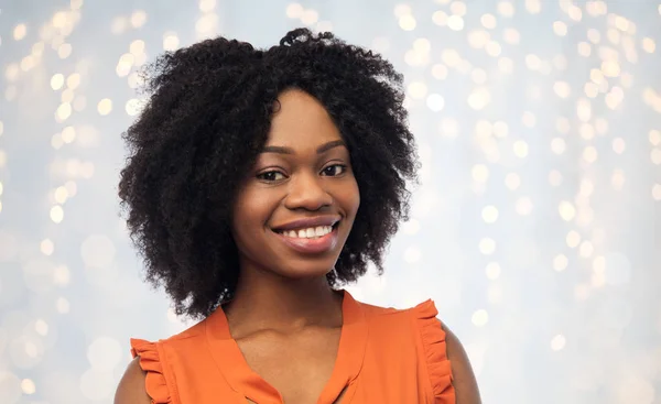Feliz afro-americana jovem mulher sobre branco — Fotografia de Stock