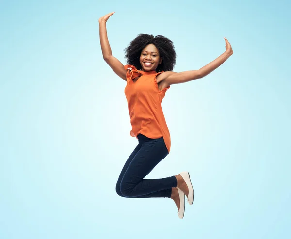 Boldog afro-amerikai nő átugrik fehér — Stock Fotó