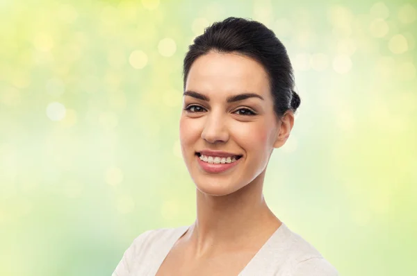 Feliz sorrindo jovem mulher com aparelho — Fotografia de Stock