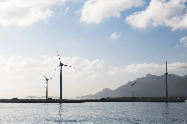 Turbinas no parque eólico na costa marítima — Fotografia de Stock