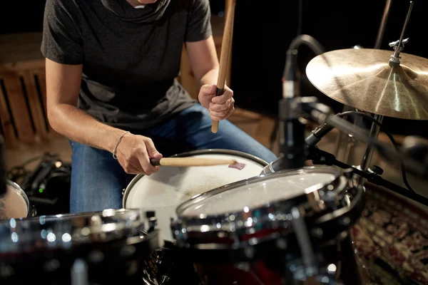 Мужчина-музыкант играет на барабанах и тарелках на концерте — стоковое фото