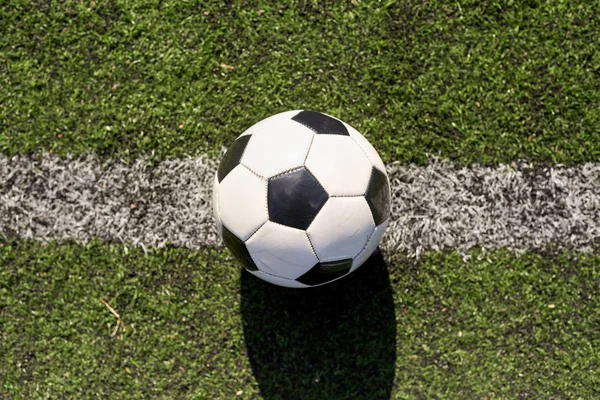 Bola de futebol na linha de marcação de campo de futebol — Fotografia de Stock