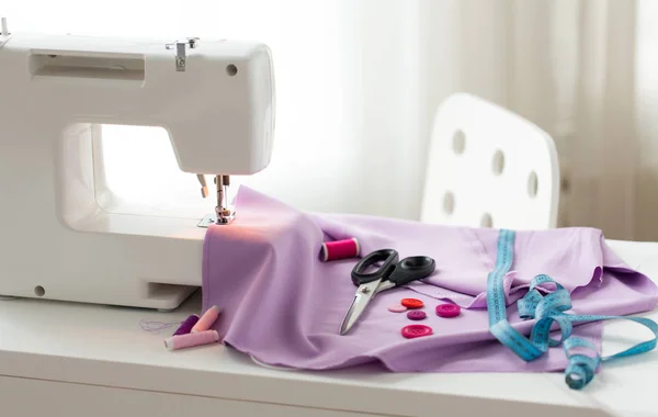 Швейная машина, ножницы, пуговицы и ткань — стоковое фото