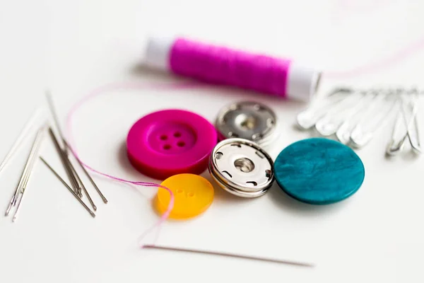 Botones de costura, agujas, alfileres y carrete de rosca —  Fotos de Stock