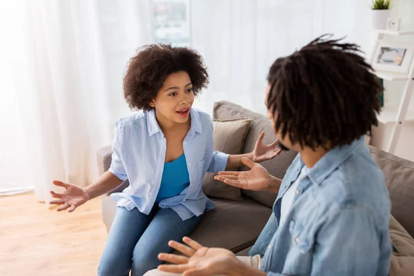 Couple malheureux ayant dispute à la maison — Photo