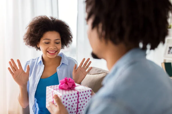 Gelukkig paar met geschenkdoos thuis — Stockfoto