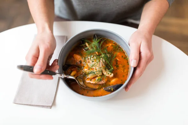 Deniz mahsulleri çorbası restoranda yemek kadın — Stok fotoğraf