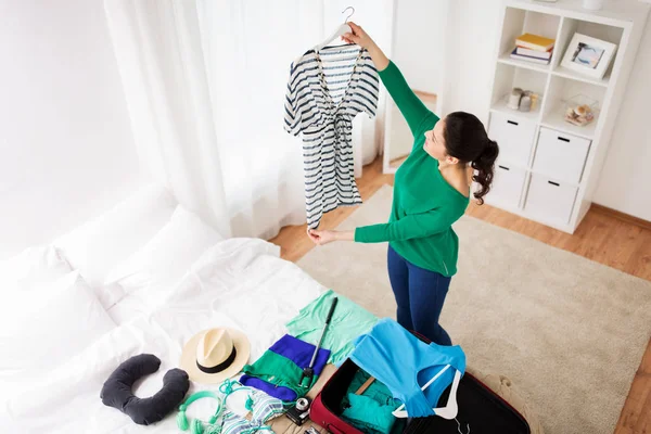 Frau packt Reisetasche zu Hause oder im Hotelzimmer — Stockfoto