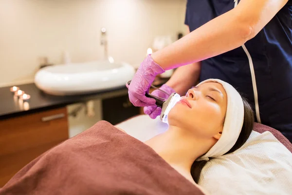 Mujer joven que tiene microdermoabrasión facial en el spa — Foto de Stock