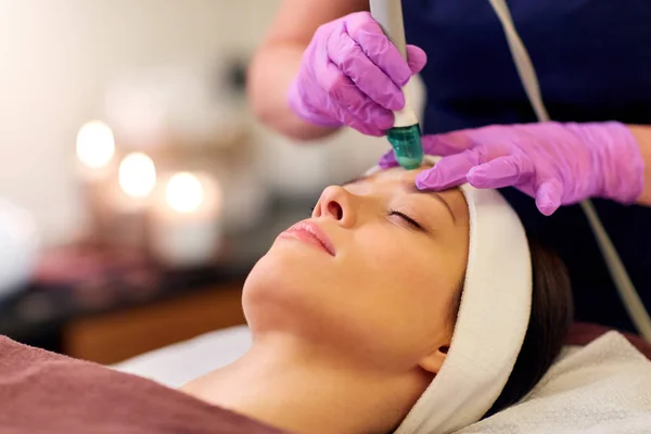 Woman having microdermabrasion facial treatment — Stock Photo, Image