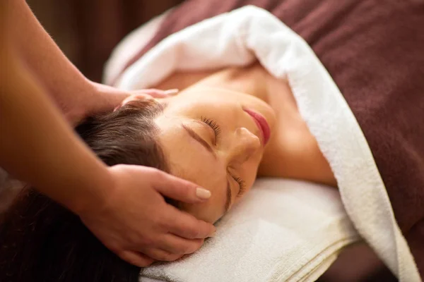 Mulher tendo massagem na cabeça no spa — Fotografia de Stock