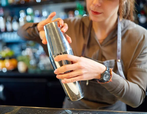 Zbliżenie z barman koktajl shaker w bar — Zdjęcie stockowe