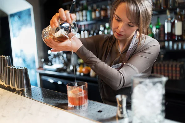Barmanka ze szkłem i dzbanek przygotowania koktajlu — Zdjęcie stockowe