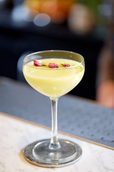 Glas cocktail aan de bar — Stockfoto