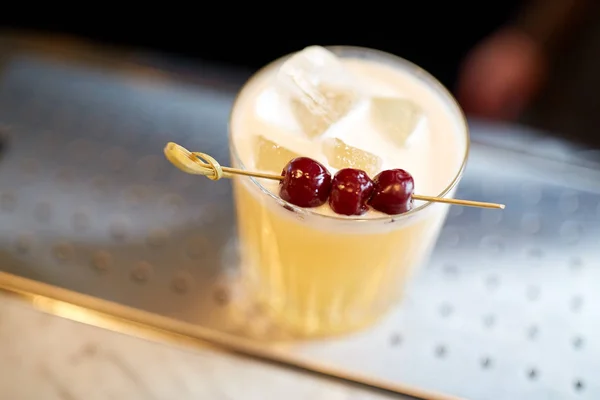 Glas met kersen op cocktail bar — Stockfoto