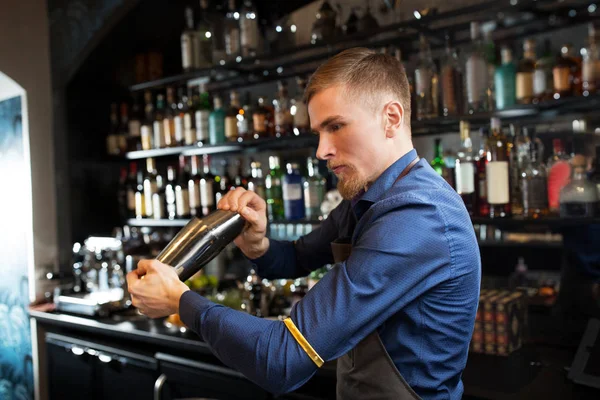 Barman z shaker przygotowuje koktajl w barze — Zdjęcie stockowe