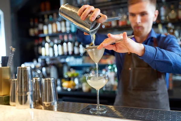 Barman z shaker przygotowania koktajlu w barze — Zdjęcie stockowe