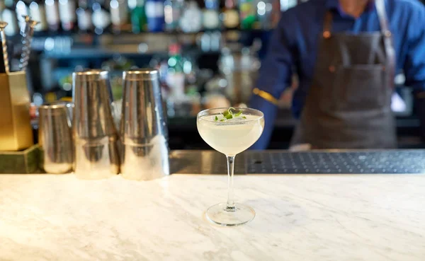 Barman en cocktailbar op glas — Stockfoto