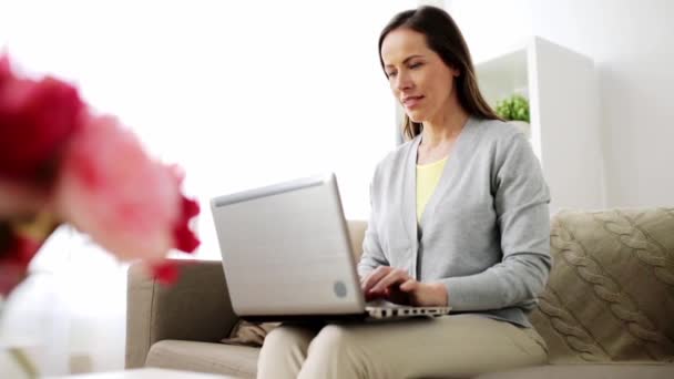 Szczęśliwa kobieta z laptopa w domu — Wideo stockowe