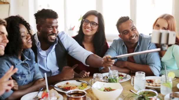 Amigos comiendo y tomando selfie en el restaurante — Vídeos de Stock