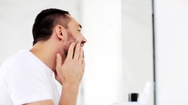 Mutlu genç adam evde banyo ayna isteyen — Stok video