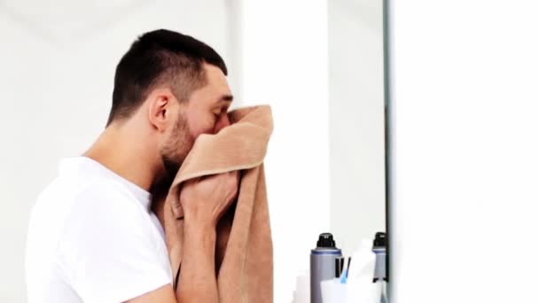 Hombre limpiándose la cara con toalla en el baño — Vídeo de stock