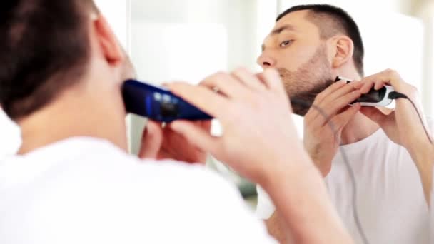 Muž holení vousů zastřihovačem v koupelně — Stock video
