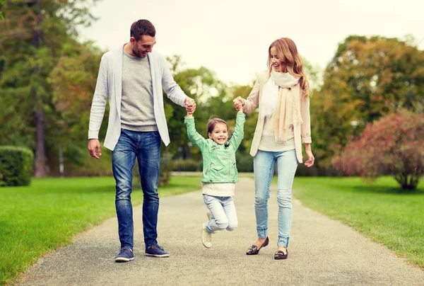 Família feliz andando no parque de verão e se divertindo — Fotografia de Stock