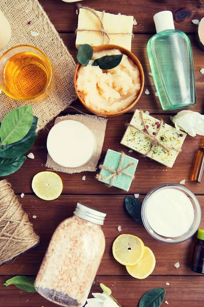 Gros plan des produits cosmétiques pour le corps sur le bois — Photo