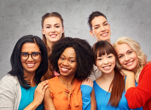 Boldog nők átölelve nemzetközi csoportja — Stock Fotó