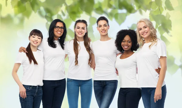 Internationale groep van vrijwilligers vrouwen knuffelen — Stockfoto