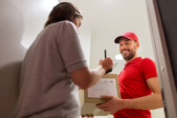 Livreur et client avec boîtes de colis à la maison — Photo