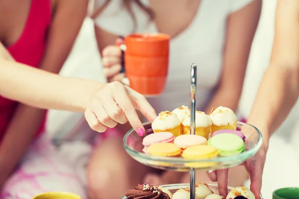 Amigos o chicas adolescentes comiendo dulces en casa — Foto de Stock
