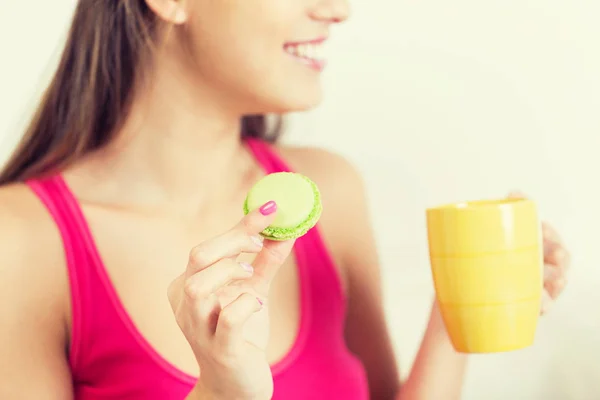 Primer plano de la mujer feliz o chica adolescente con galleta — Foto de Stock