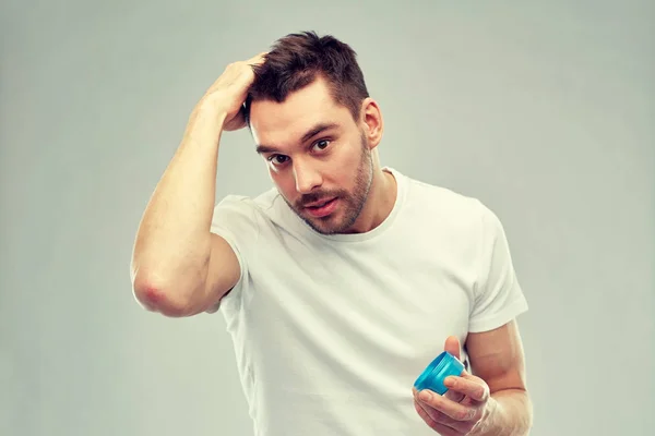 Jovem feliz styling seu cabelo com cera ou gel — Fotografia de Stock