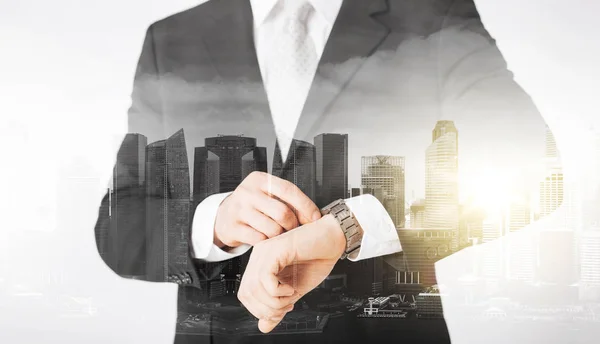 Primer plano de hombre de negocios con reloj de pulsera — Foto de Stock