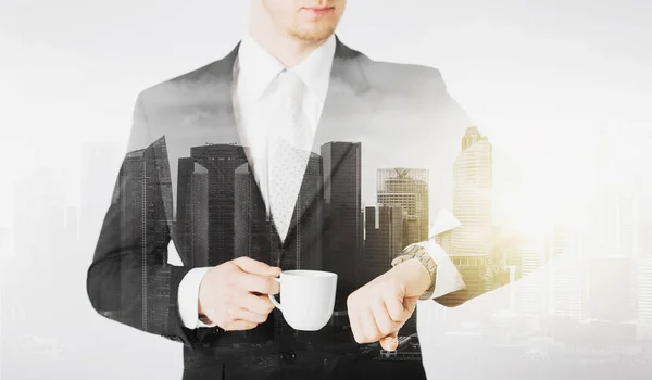 Primer plano de hombre de negocios con reloj de pulsera y café — Foto de Stock