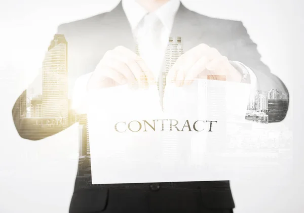 Close up van zakenman holding contract papier — Stockfoto