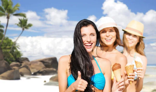 Grupo de mujeres jóvenes felices con helado en la playa — Foto de Stock